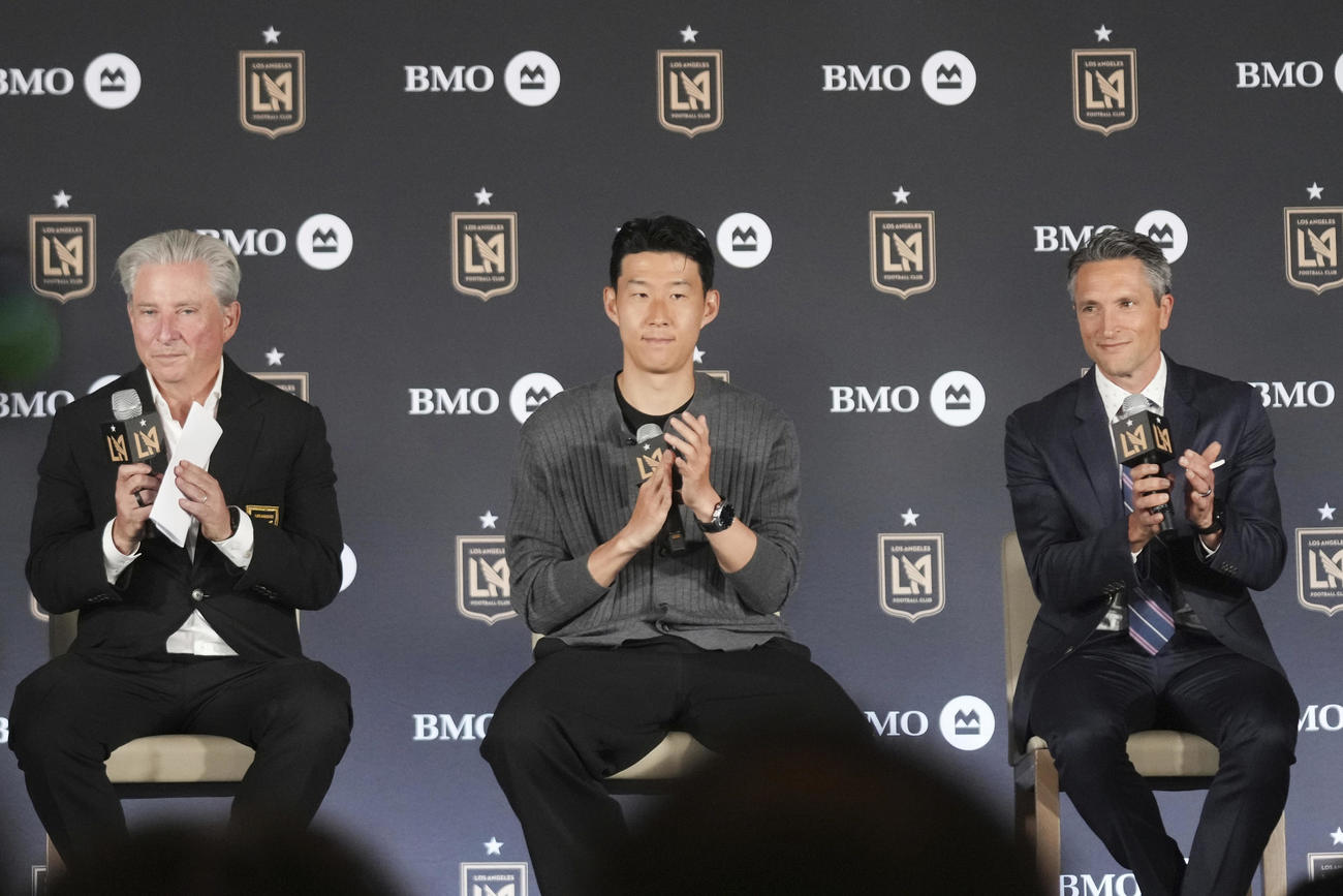 MLSのロサンゼルスFCへ移籍が決まり、記者会見を行う孫興民（AP）