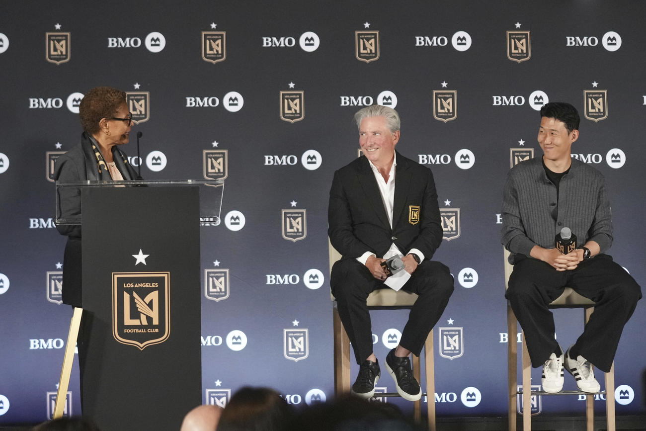 MLSのロサンゼルスFCへ移籍が決まり、記者会見を行う孫興民（AP）