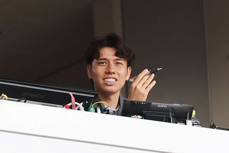 鹿島対川崎Fの中継でゲスト解説を務めるリーズ田中（2025年5月）