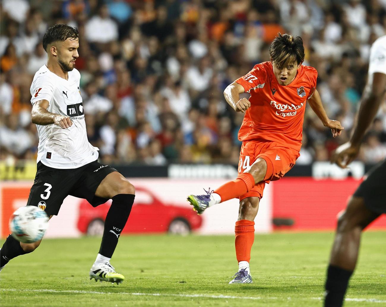 バレンシア戦の後半、同点ゴールを決めるレアル・ソシエダードの久保（右）（共同）