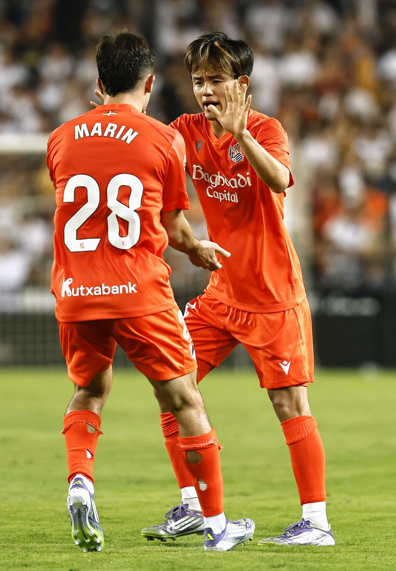 バレンシア戦の後半、同点ゴールを決め喜ぶレアル・ソシエダード久保建英（右）（共同）