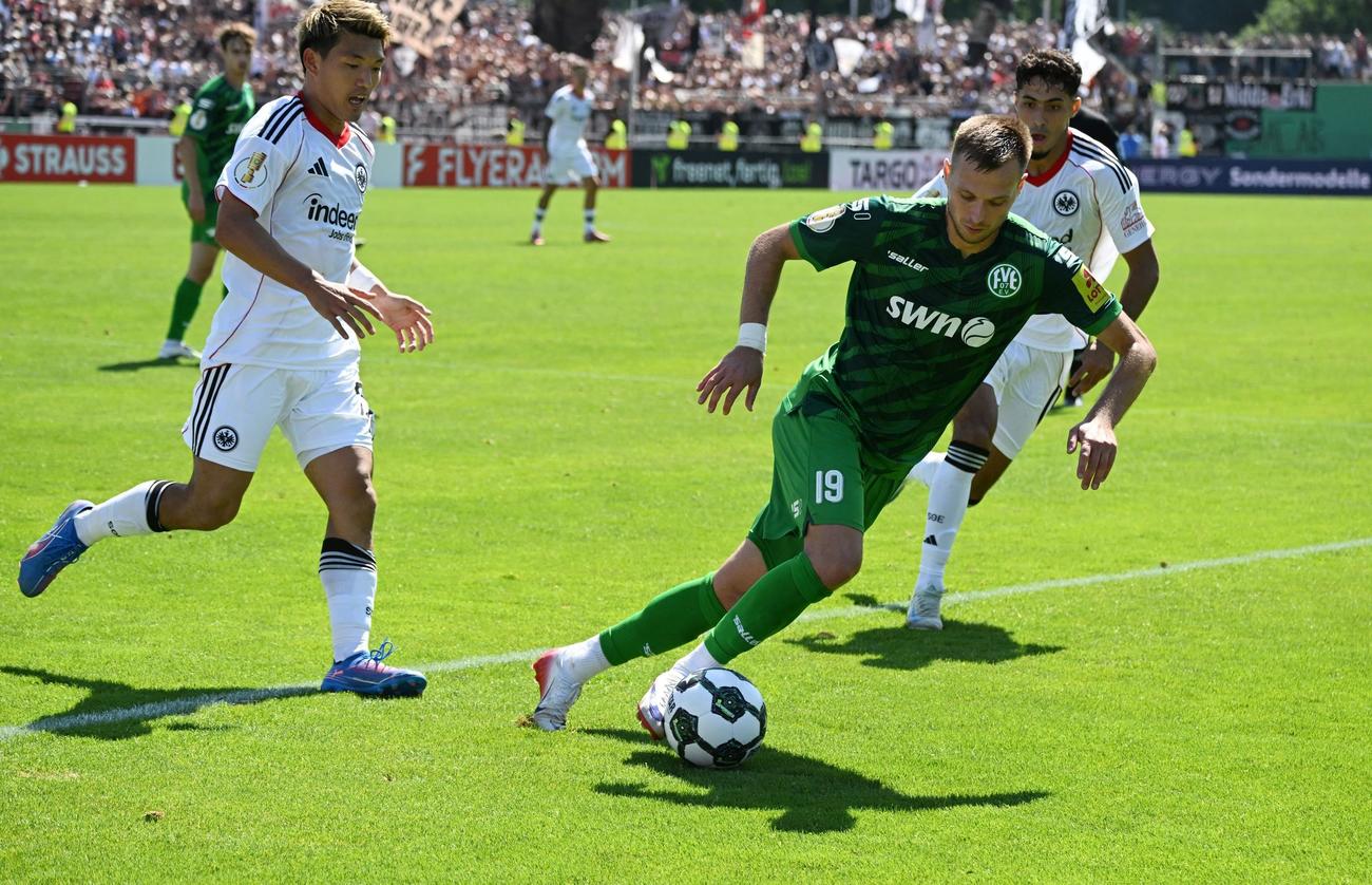 ドイツ杯1回戦 FVエンゲルス対アイントラハト・フランクフルト 　フランクフルトの堂安律 （左）