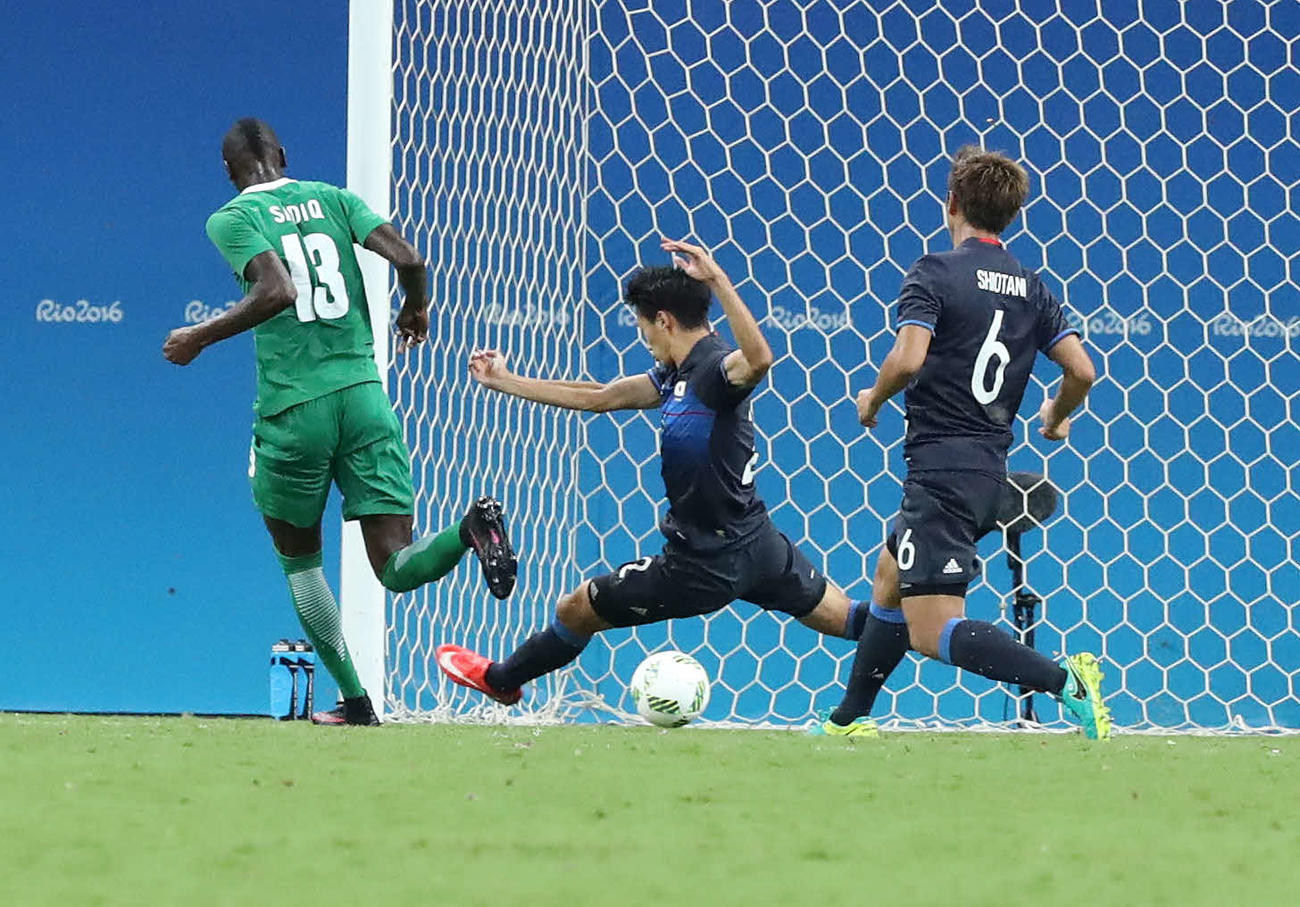 リオデジャネイロ五輪でサッカー日本代表から先制点を奪うナイジェリア代表サディク・ウマル（左）（2016年8月4日撮影）