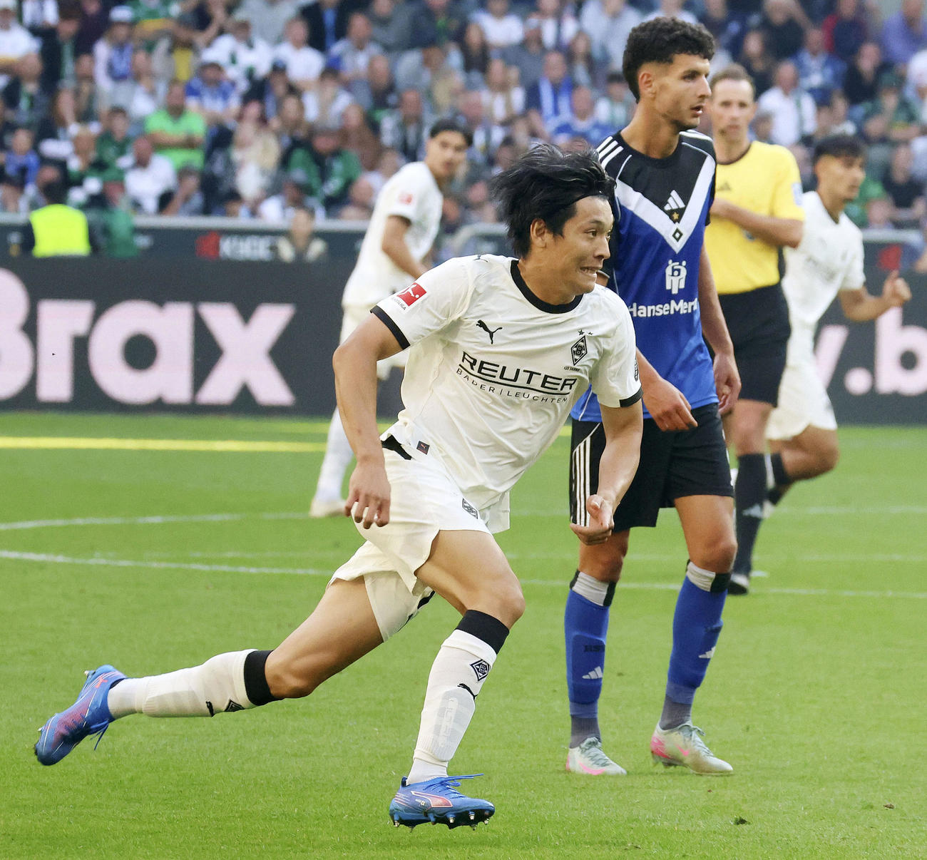 ハンブルガーSV戦で攻め込むボルシアMGの町野（左）（共同）