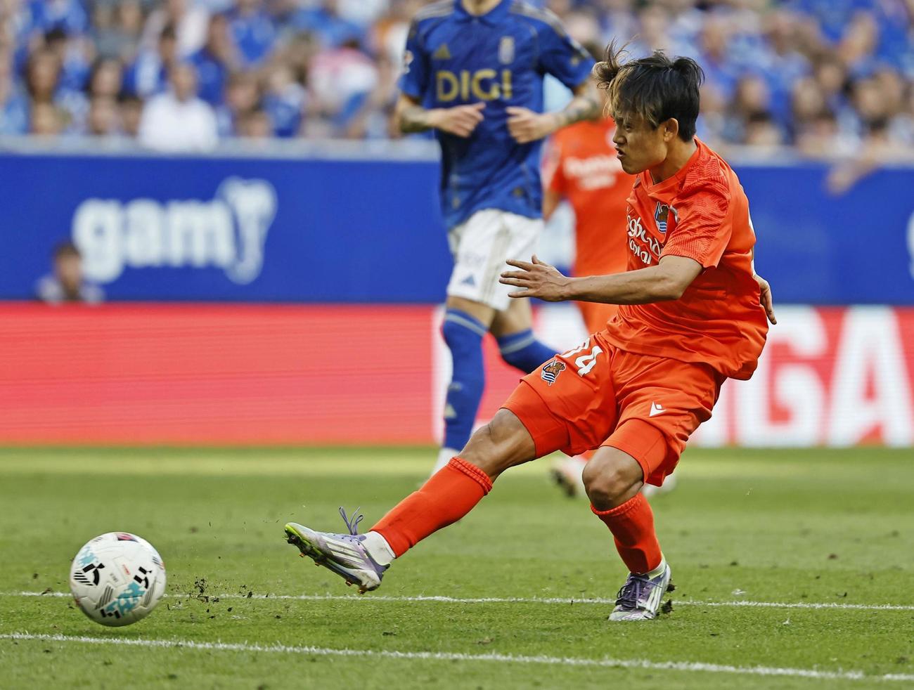 オビエド戦の前半、ゴールを狙うレアル・ソシエダードの久保（共同）