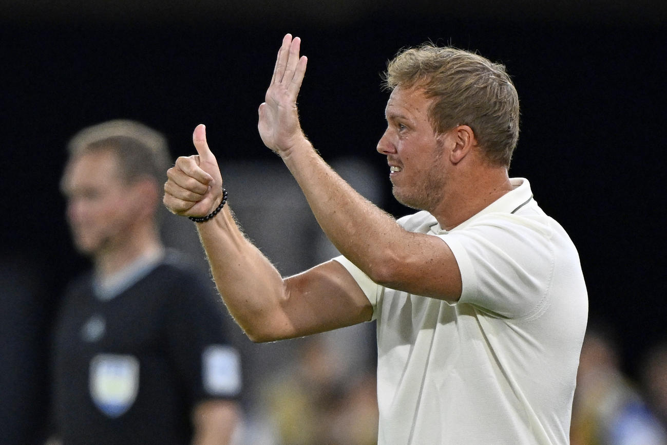 ドイツのナーゲルスマン監督はスロバキア戦で選手に指示を出す（AP）