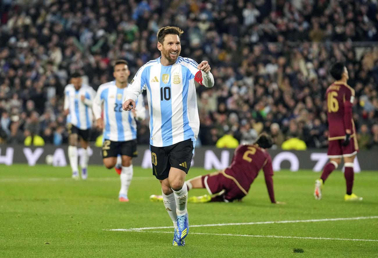 ベネズエラ戦でチームの3点目を決めて喜ぶアルゼンチンのメッシ（AP＝共同）