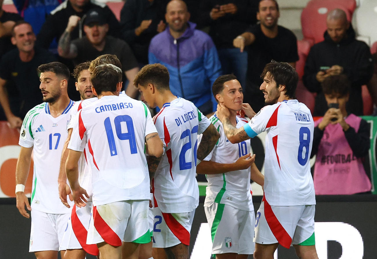イスラエル－イタリア　決勝点となるチーム5点目のゴールを決めたトナーリを祝福するイタリアの選手たち（ロイター）