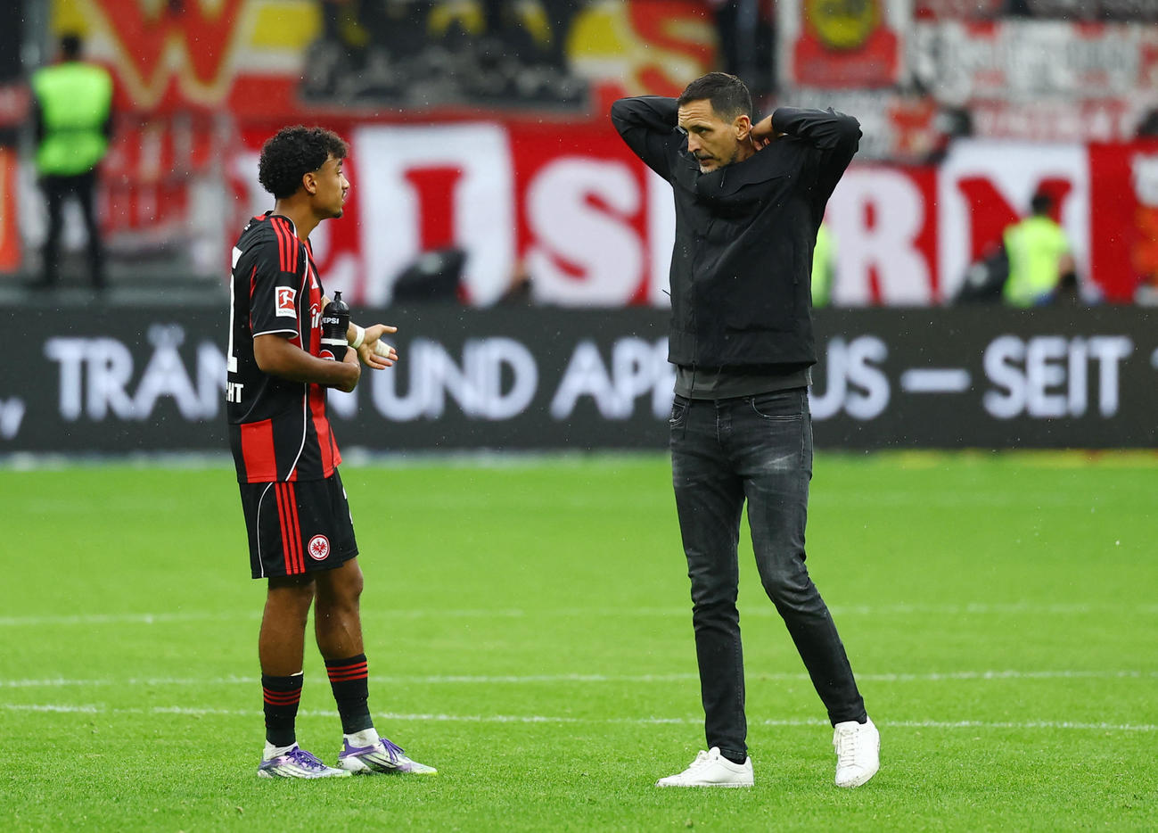 試合後のトップメラー監督（右）（ロイター）