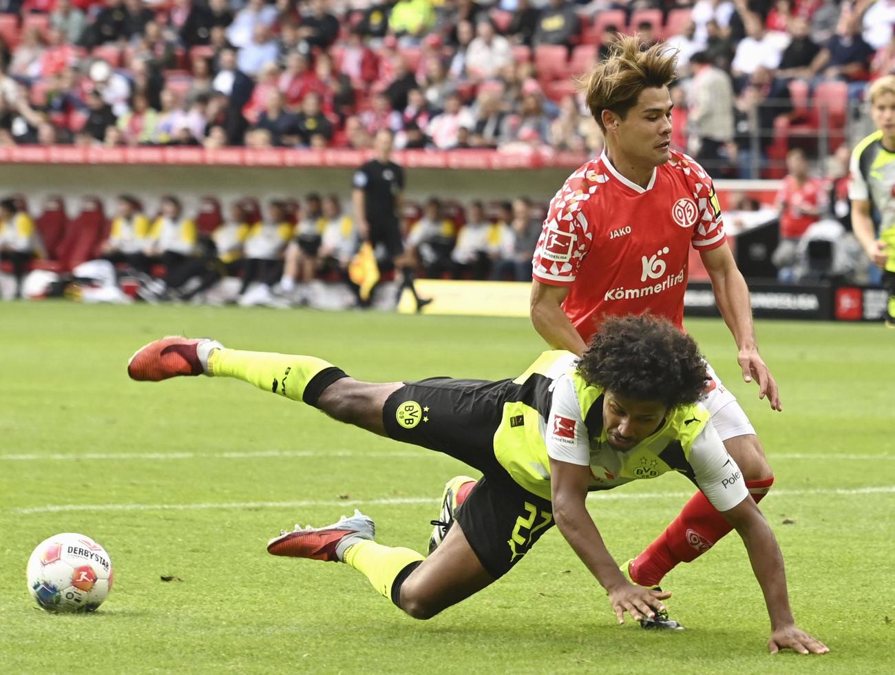ドルトムント戦で競り合うマインツの佐野マインツ（共同）