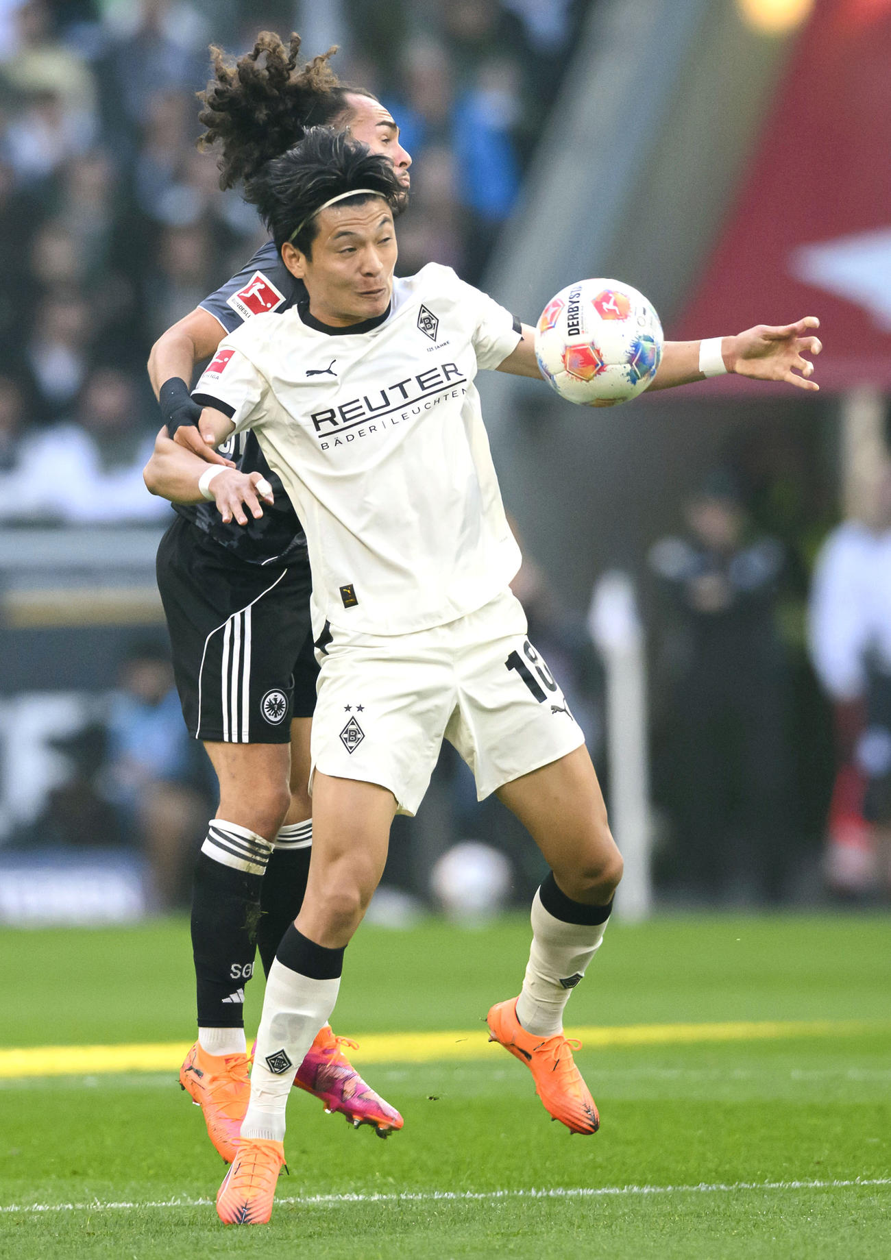 Eフランクフルト戦で競り合うボルシアMGの町野（手前）（共同）
