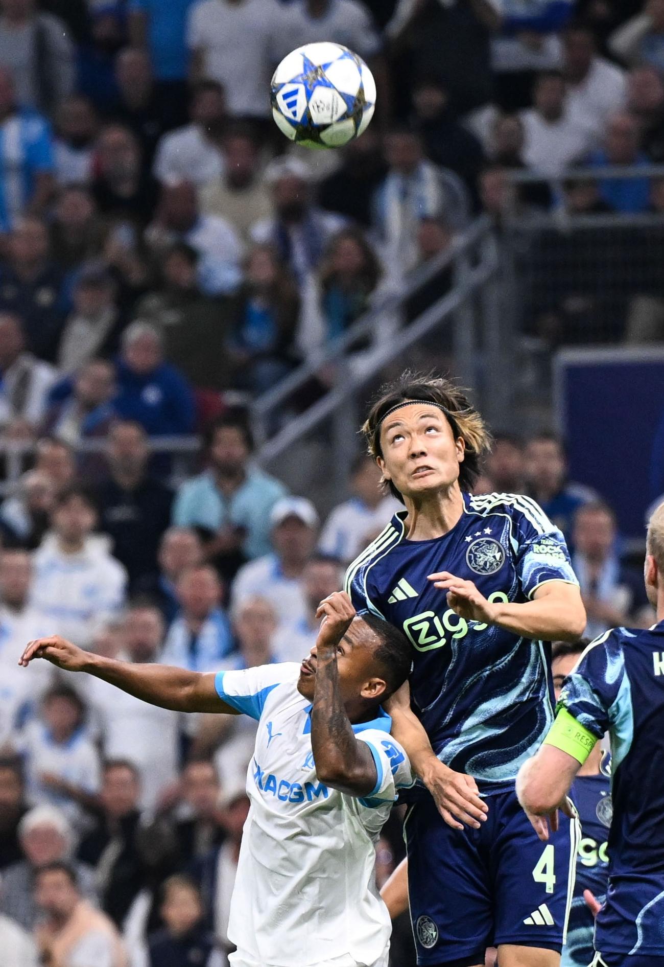 マルセイユ戦で競り合うアヤックスの板倉（右）＝マルセイユ（共同）