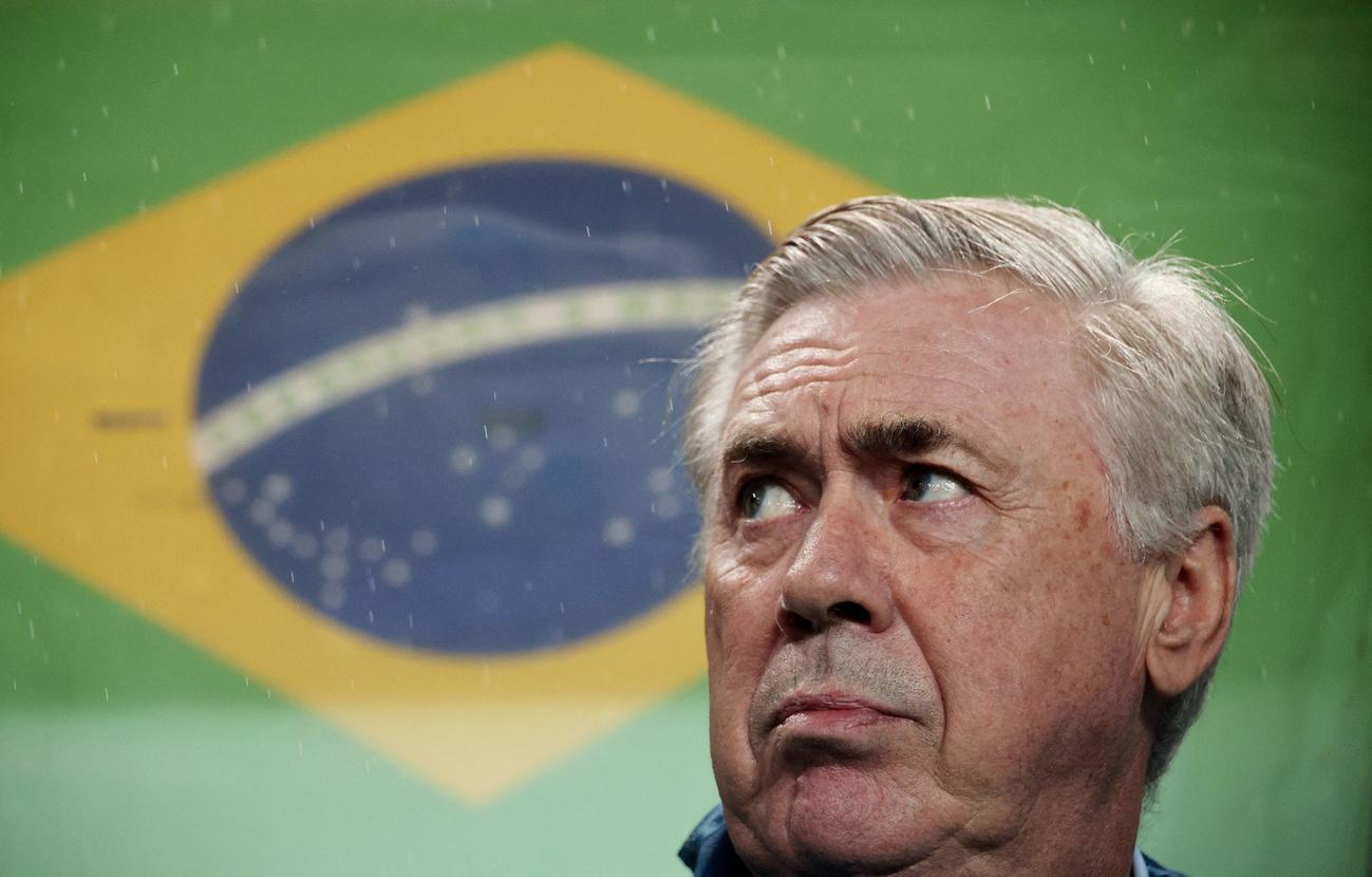 韓国対ブラジル　戦況を見守るブラジルのアンチェロッティ監督（ロイター）