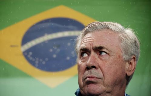 韓国対ブラジル　戦況を見守るブラジルのアンチェロッティ監督（ロイター）