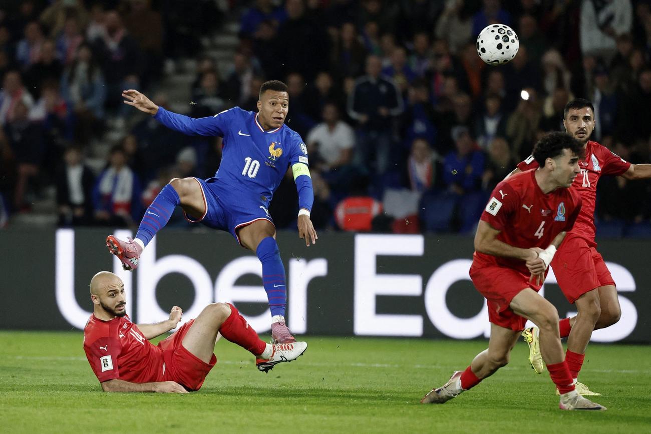 ゴールを狙うフランス代表エムバペ（ロイター）