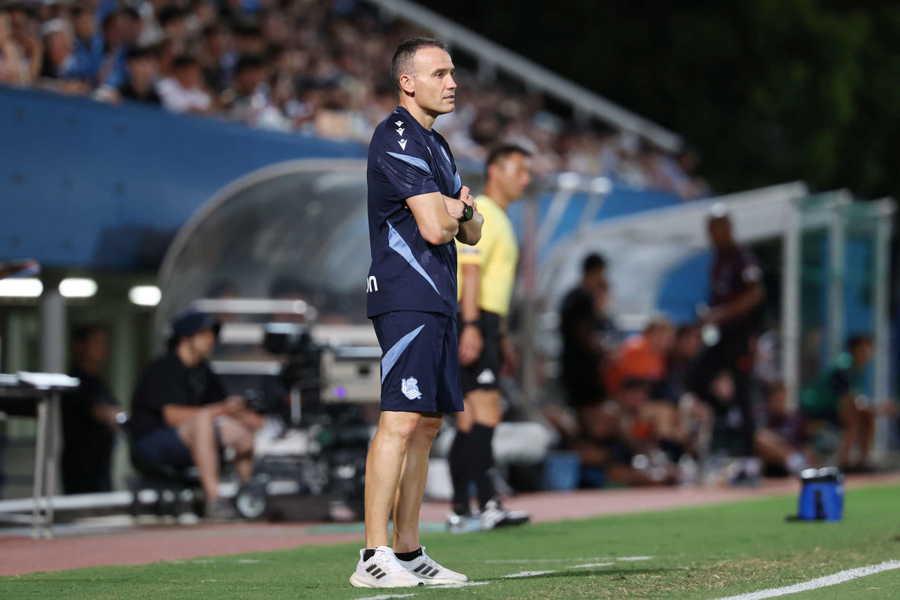 戦況を見つめるRソシエダード・フランシスコ監督（2025年7月25日撮影）