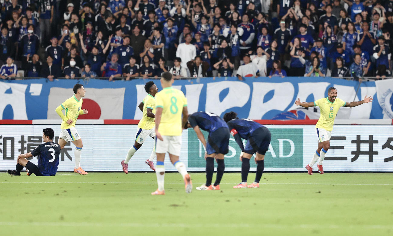 日本対ブラジル　前半、先制ゴールを決め喜ぶP・エンリケ（右端（撮影・河田真司）