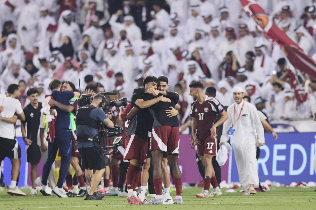 W杯アジア予選プレーオフ　本大会出場を決め歓喜するカタール代表の選手たち（AP）