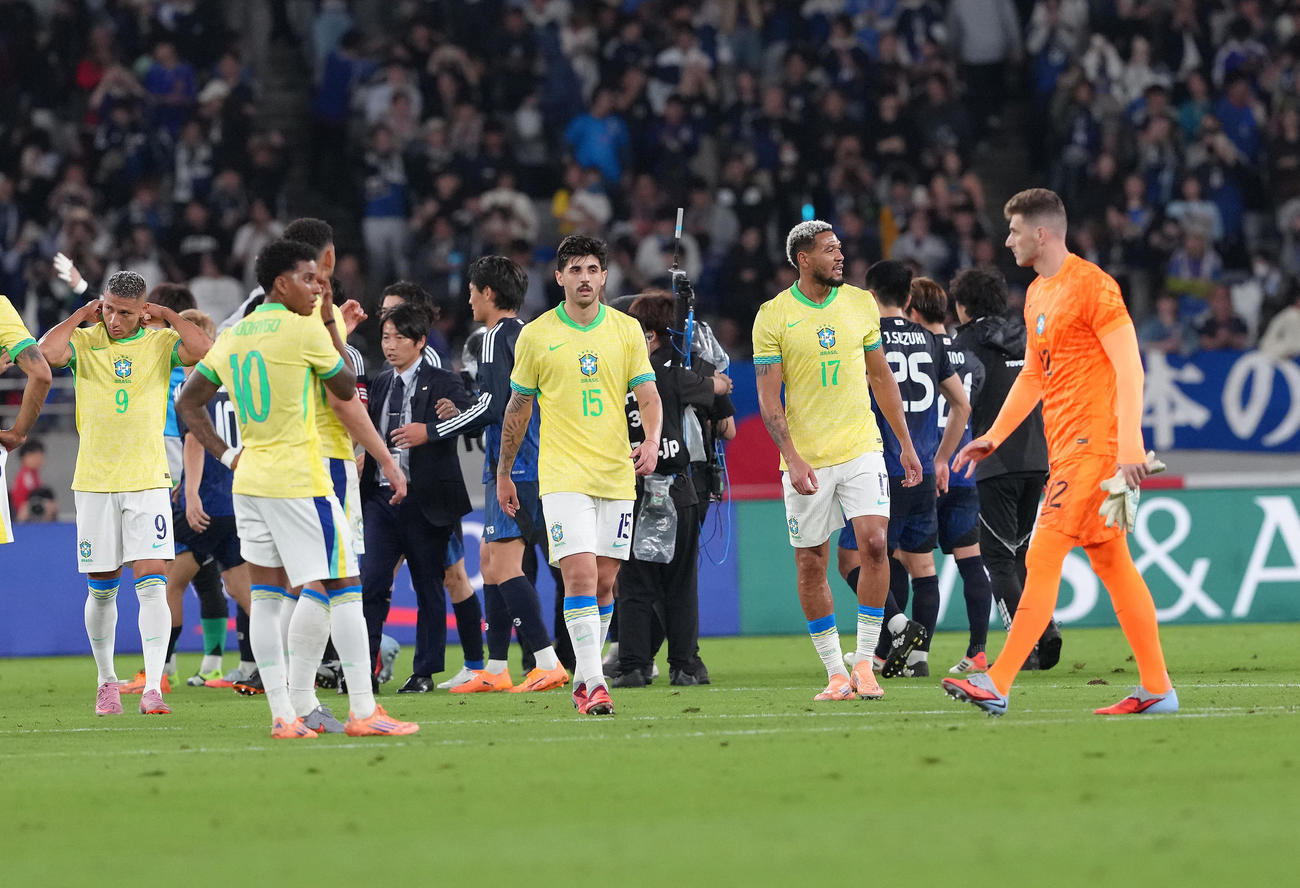 日本対ブラジル　日本に敗れがっくりとするブラジル代表（撮影・足立雅史）