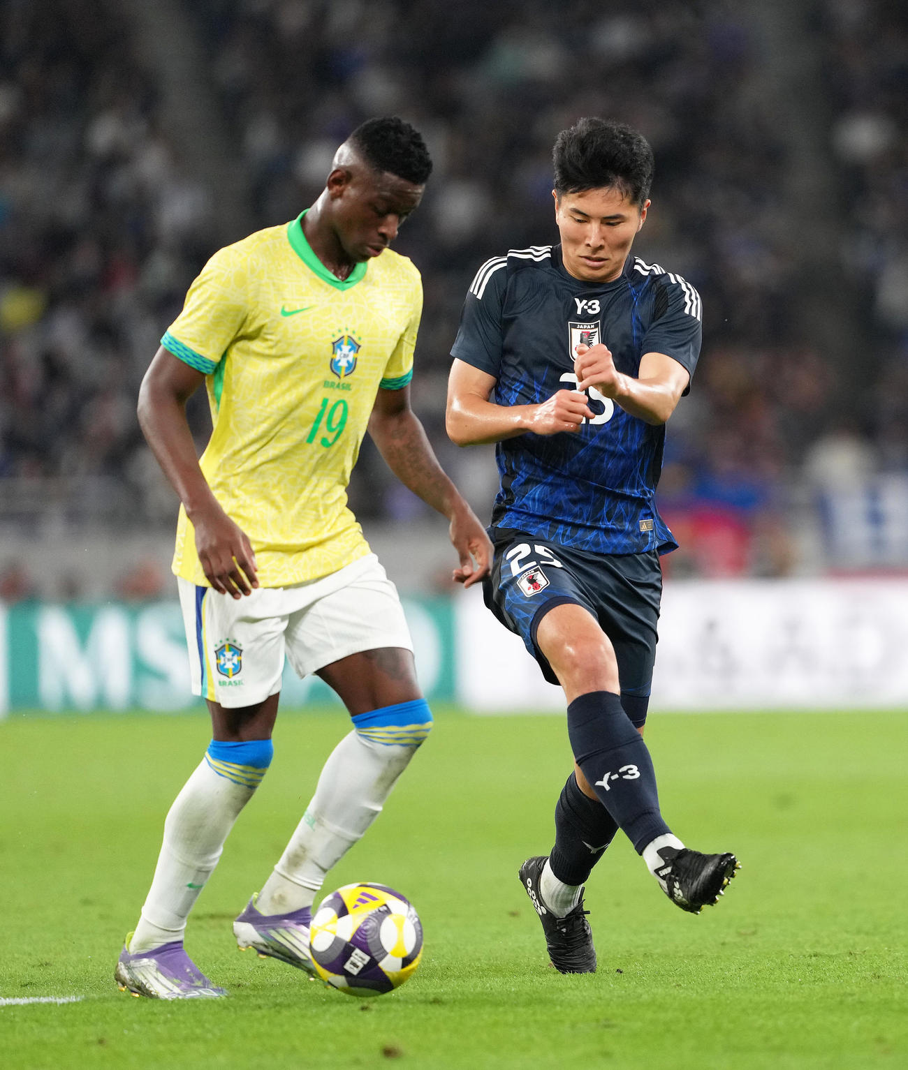 14日のブラジル戦でルイス・エンリケと競り合う鈴木淳（右）