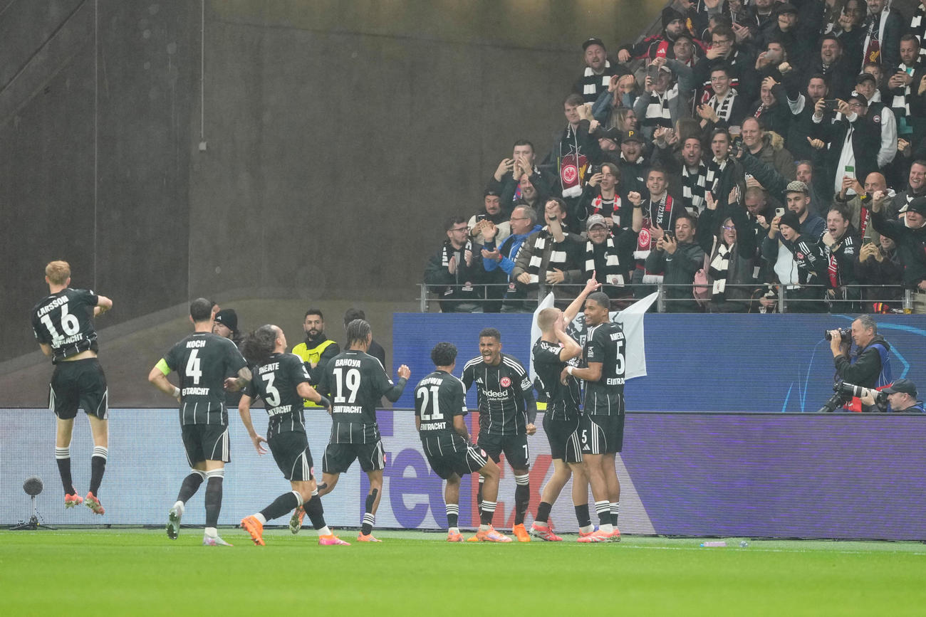 リバプール戦、先制ゴールを決めて喜ぶフランクフルトの選手たち（AP）