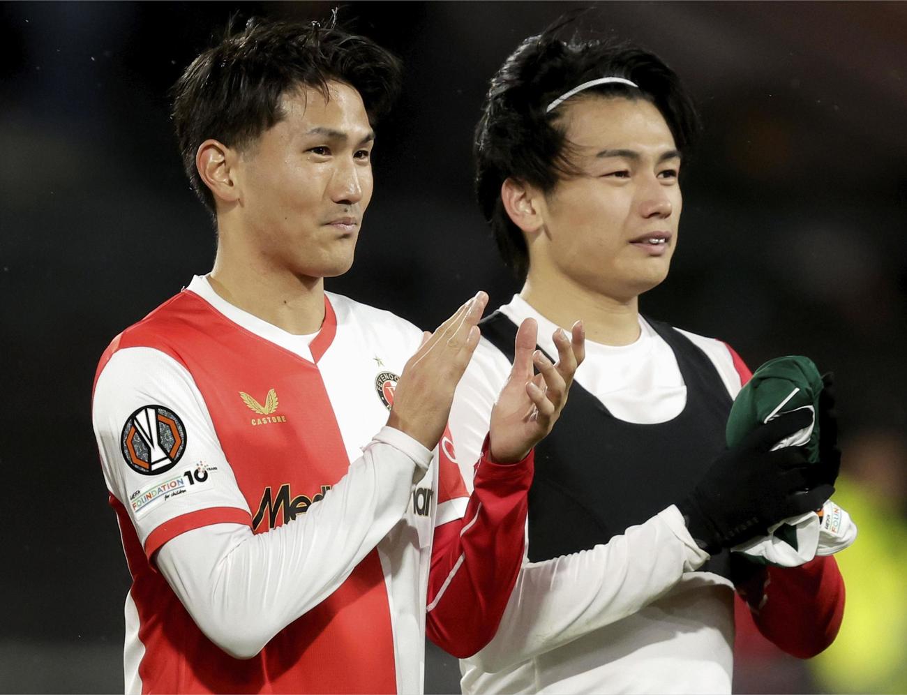 パナシナイコスに勝利したフェイエノールトの渡辺（左）と上田（共同）