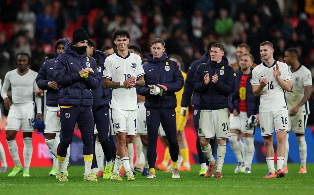 勝利に喜ぶイングランド代表選手ら（ロイター）
