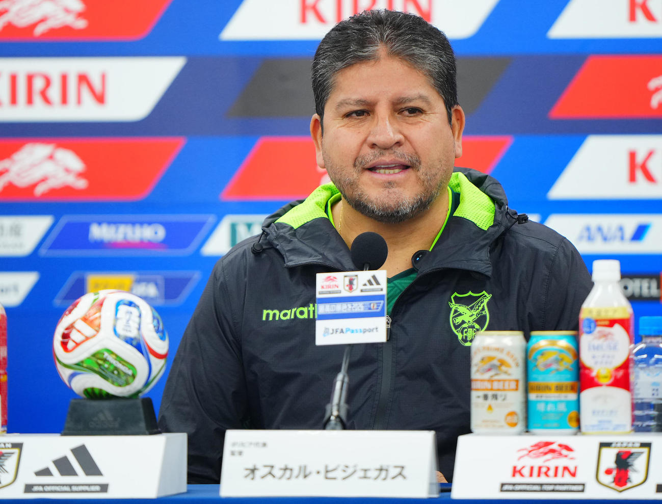 日本戦に向けた前日会見に臨むボリビアのビジェガス監督（撮影・垰建太）