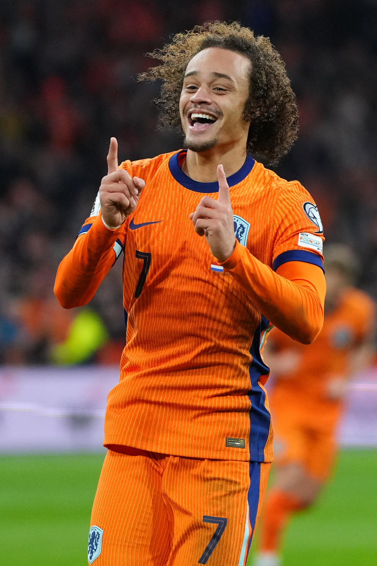 オランダ対リトアニア　チーム3点目を決め喜ぶオランダMFシモンズ（AP）
