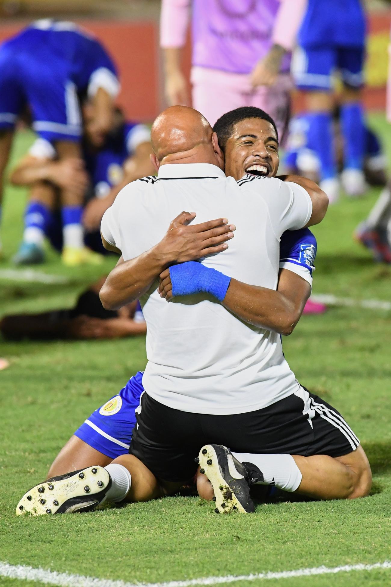 W杯出場を決め抱き合って喜ぶキュラソー代表（AP）