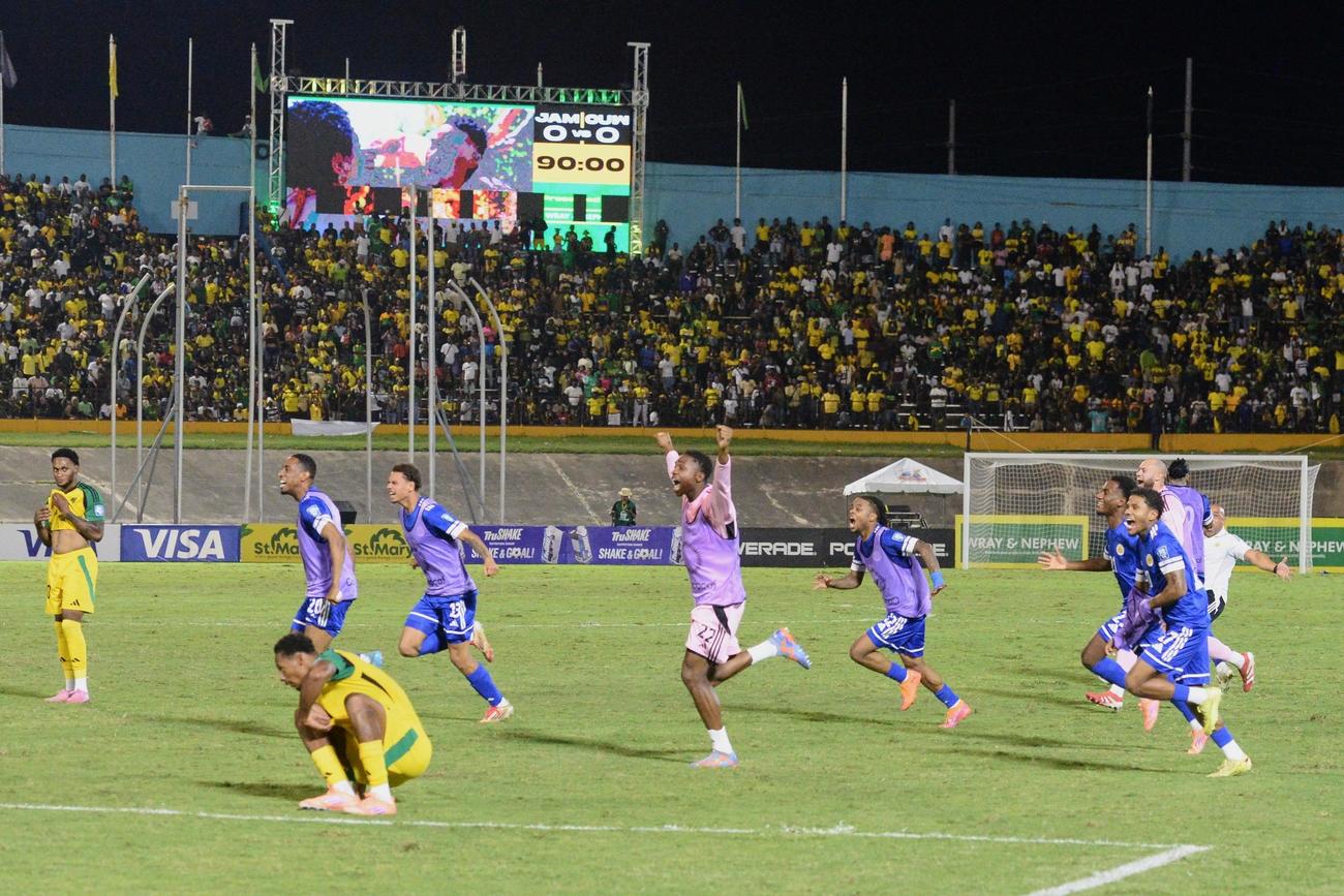 W杯出場を決め駆け出して喜ぶキュラソー代表（AP）