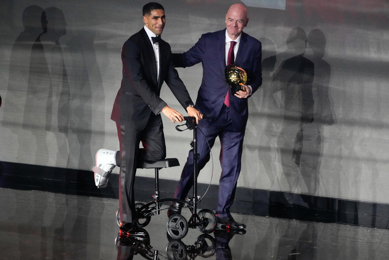 アフリカ年間最優秀選手賞を受賞、FIFA会長の歓迎を受けるモロッコ代表のアクラフ・ハキミ(AP）
