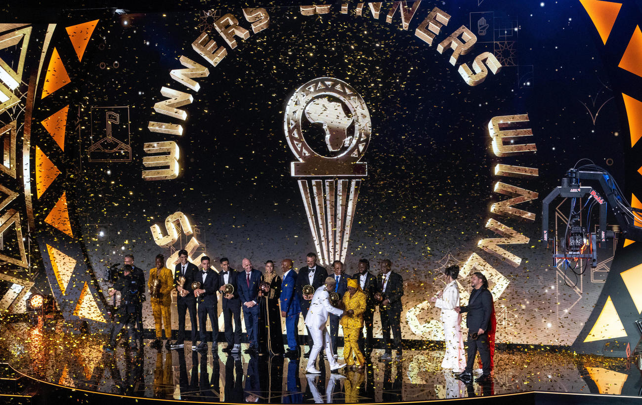 アフリカ最優秀サッカー選手とチームが発表され、授賞式で、写真撮影を行う(AP)