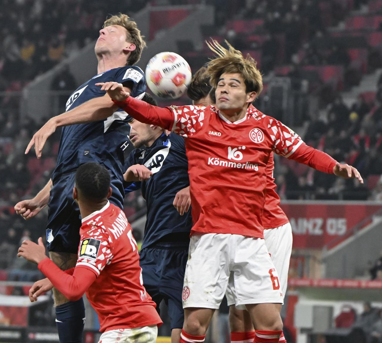 ホッフェンハイム戦で競り合うマインツ佐野海舟（右端）（共同）