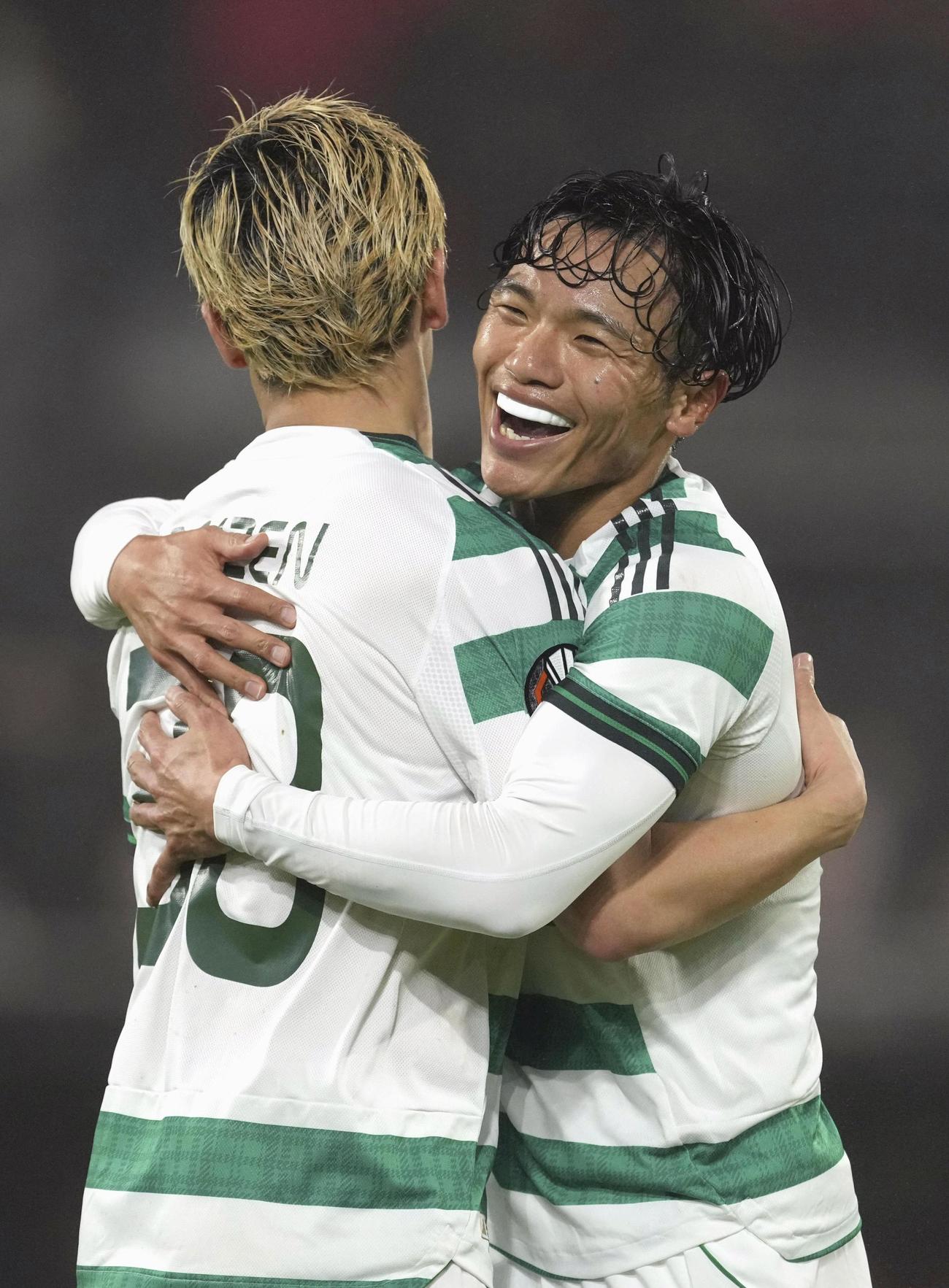 フェイエノールト戦の前半、ゴールを決め、前田（左）と喜ぶセルティックの旗手（共同）