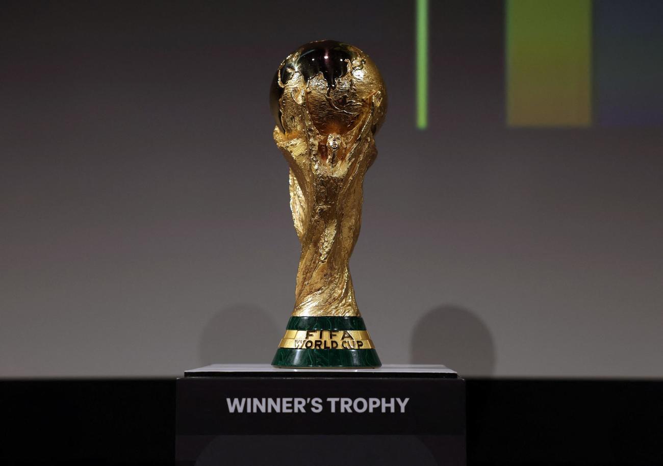 サッカーW杯の優勝トロフィー（ロイター）