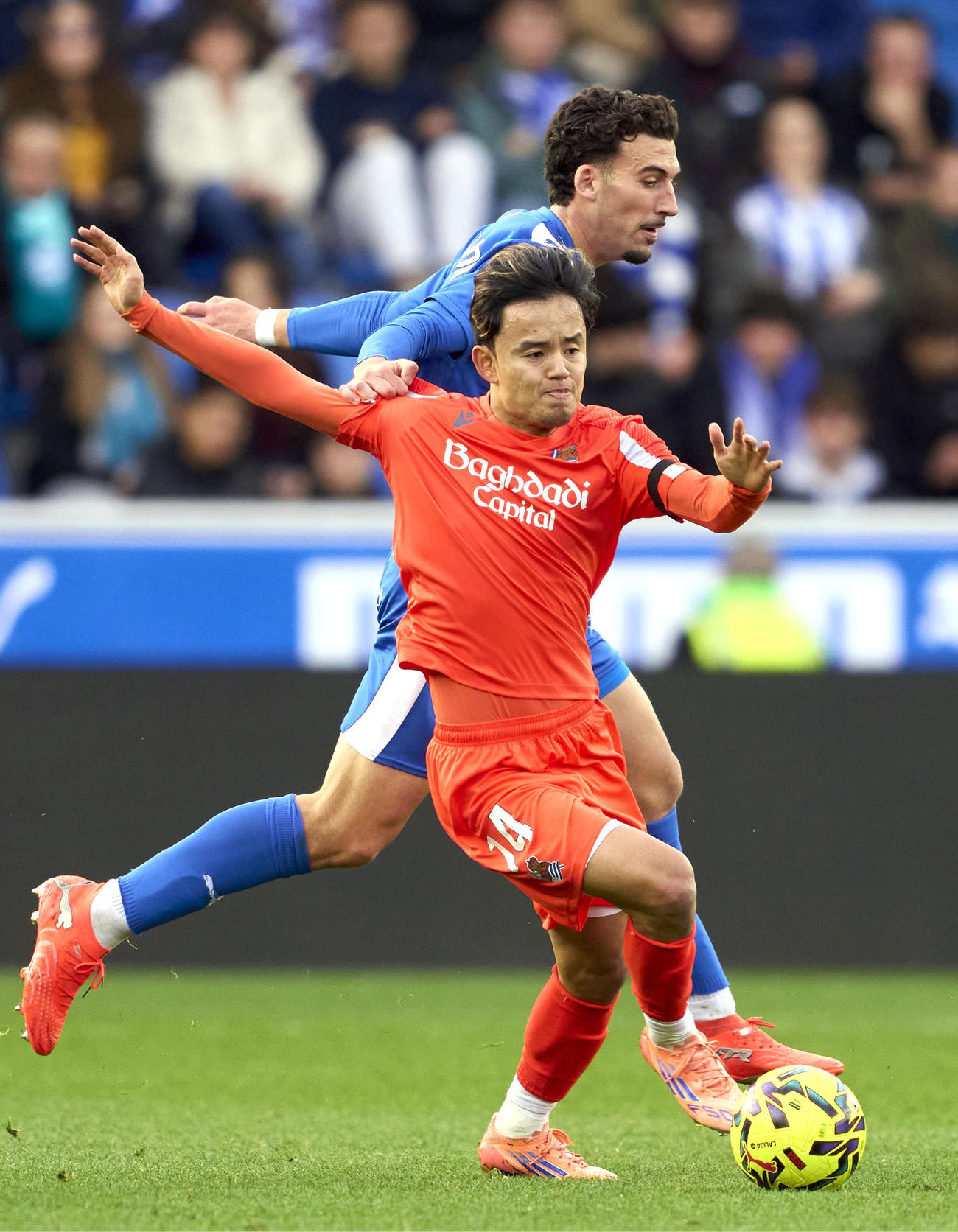 アラベス戦で競り合うレアル・ソシエダードの久保（手前）（共同）