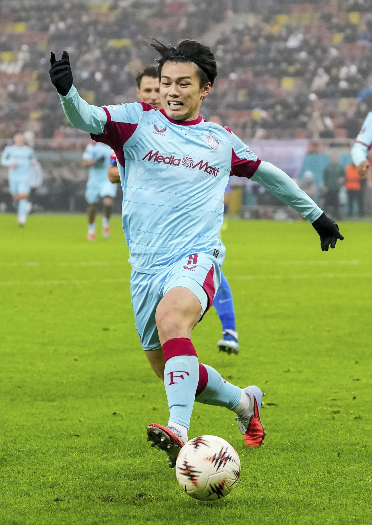 FCSB戦の後半、攻め込むフェイエノールトの上田（共同）
