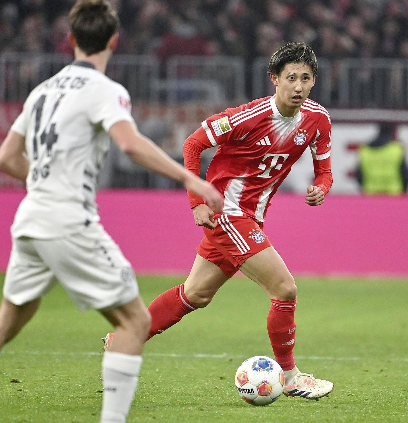 マインツ戦でプレーするバイエルン・ミュンヘン伊藤洋輝（共同）