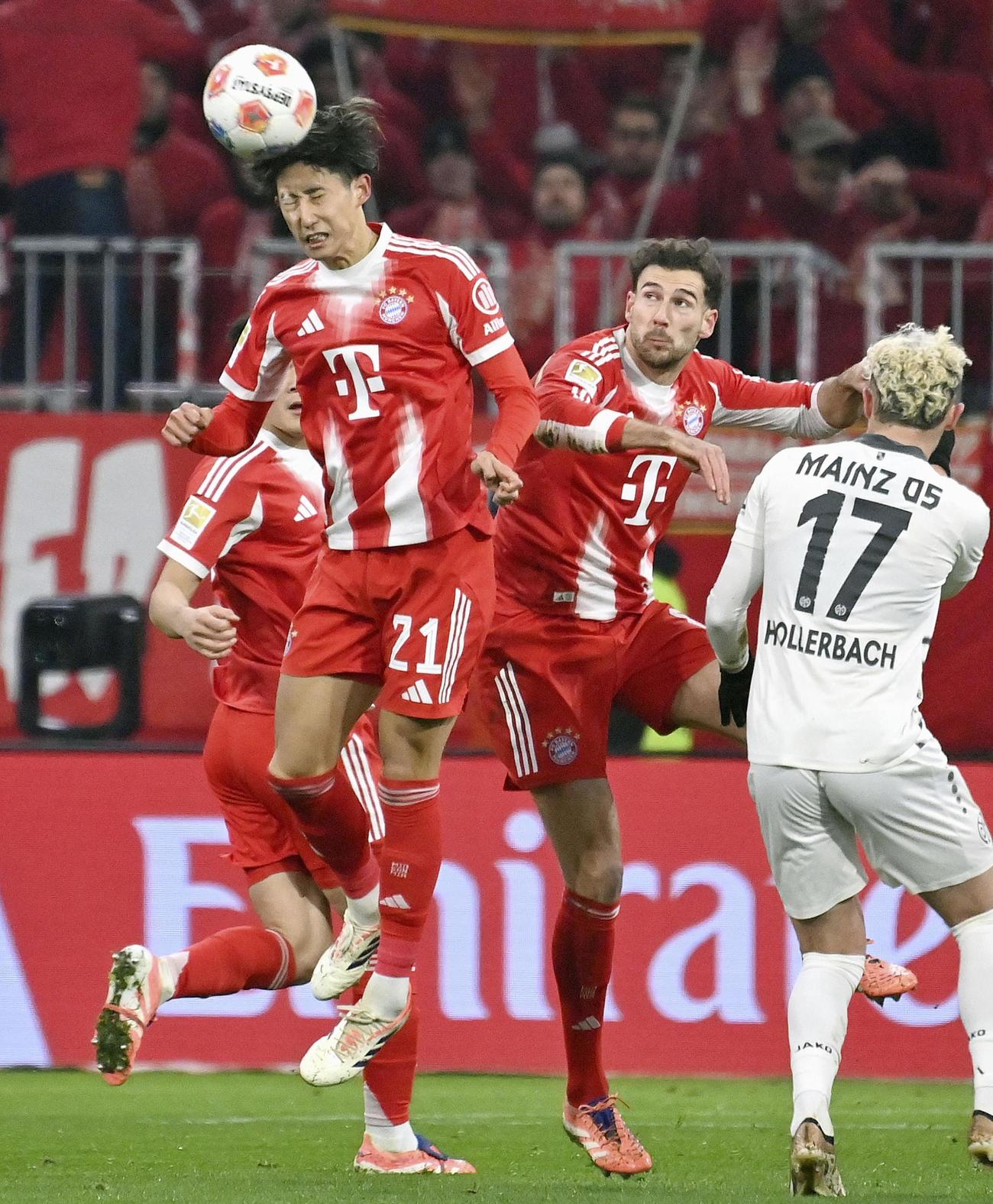 マインツ戦でプレーするバイエルン・ミュンヘン伊藤洋輝（共同）