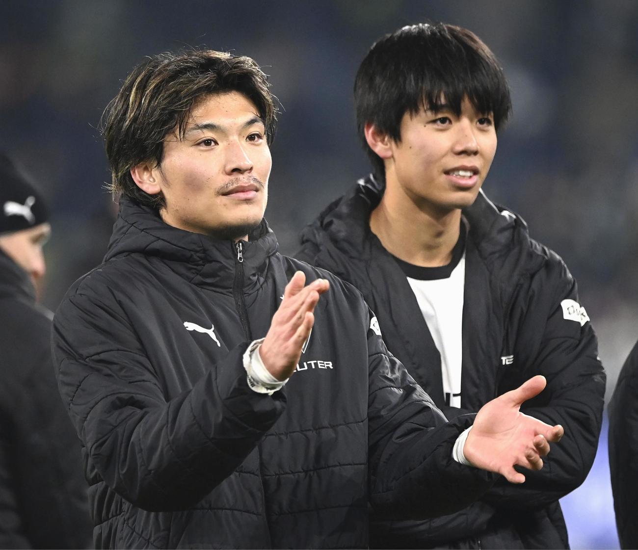 アウクスブルクに勝利し喜ぶボルシアMGの町野（左）と高井（共同）