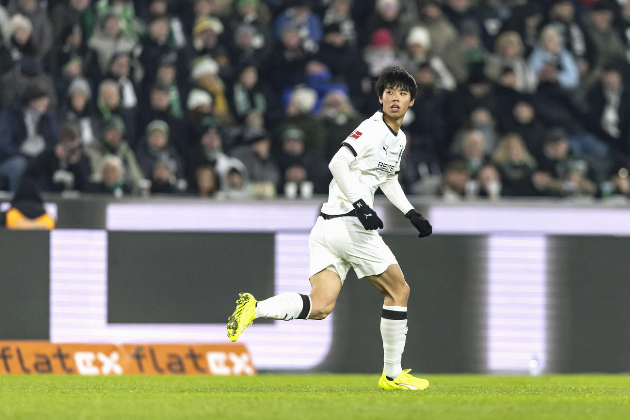 アウクスブルク戦でプレーするボルシアMGの高井（共同）
