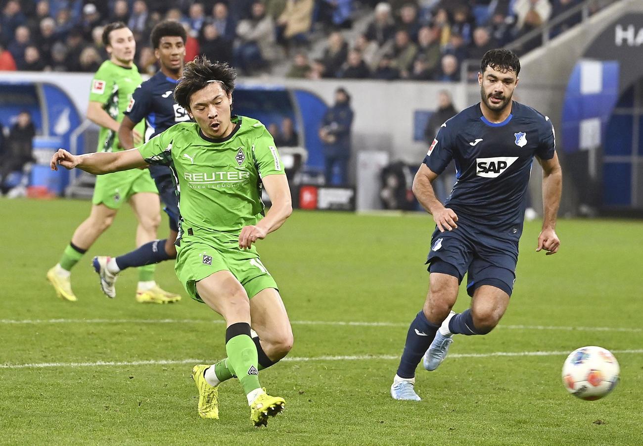 ホッフェンハイム戦の後半、ゴールを決めるボルシアMGの町野（左）（共同）