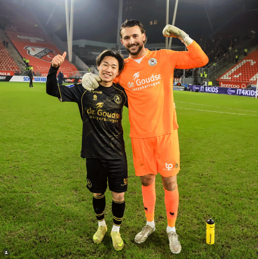 三戸舜介がGKと笑顔の2ショット（スパルタの公式インスタグラムから）