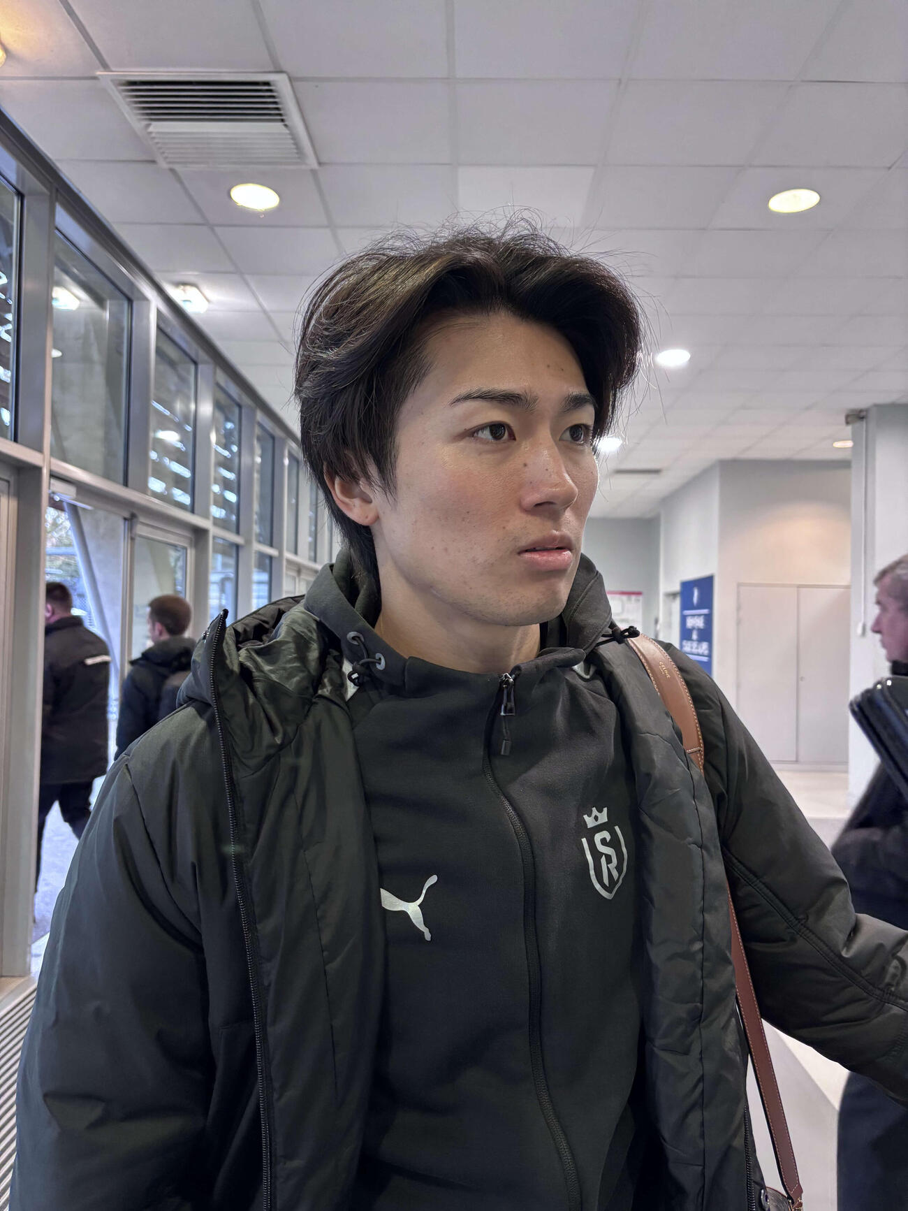 試合後、取材に応じる中村敬斗