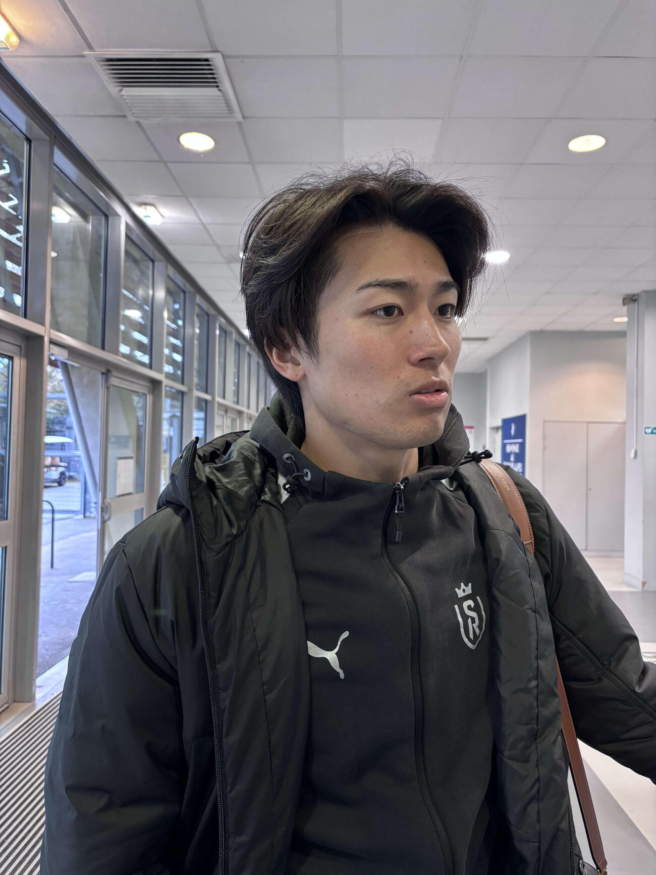試合後、取材に応じる中村敬斗