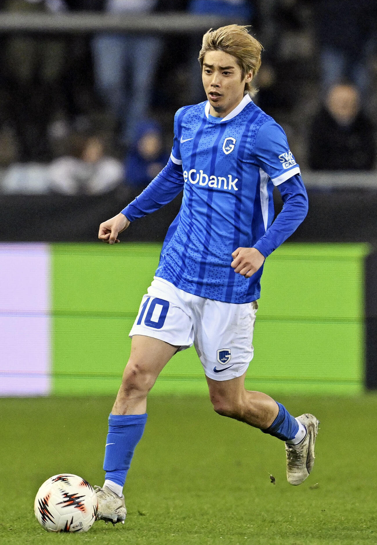 ディナモ・ザグレブ戦で攻め込むゲンクの伊東（共同）