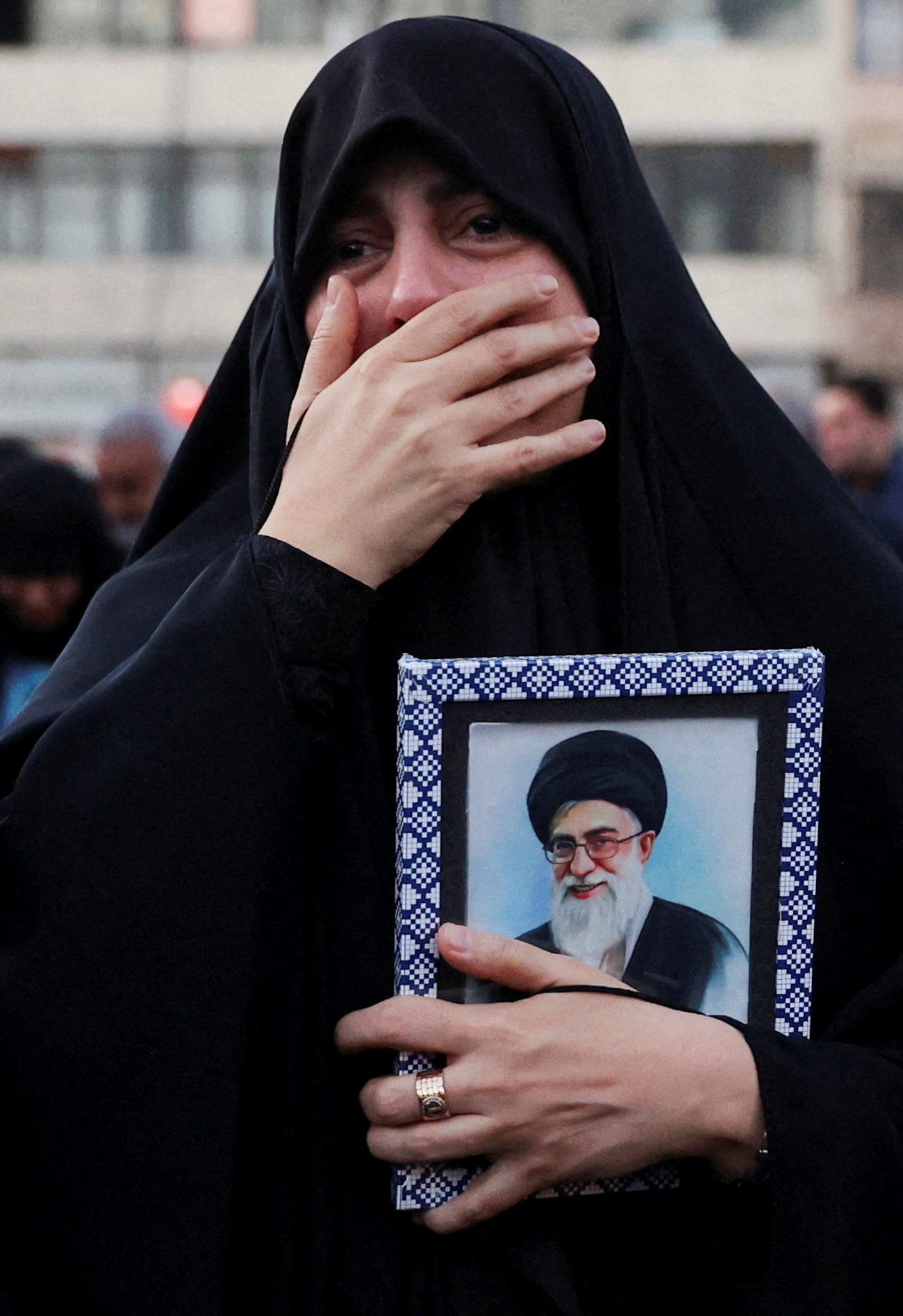イラン首都テヘランで、最高指導者ハメネイ師の死亡を受け、感情をあらわにする女性＝1日（West　Asia　News　Agency提供、ロイター＝共同）