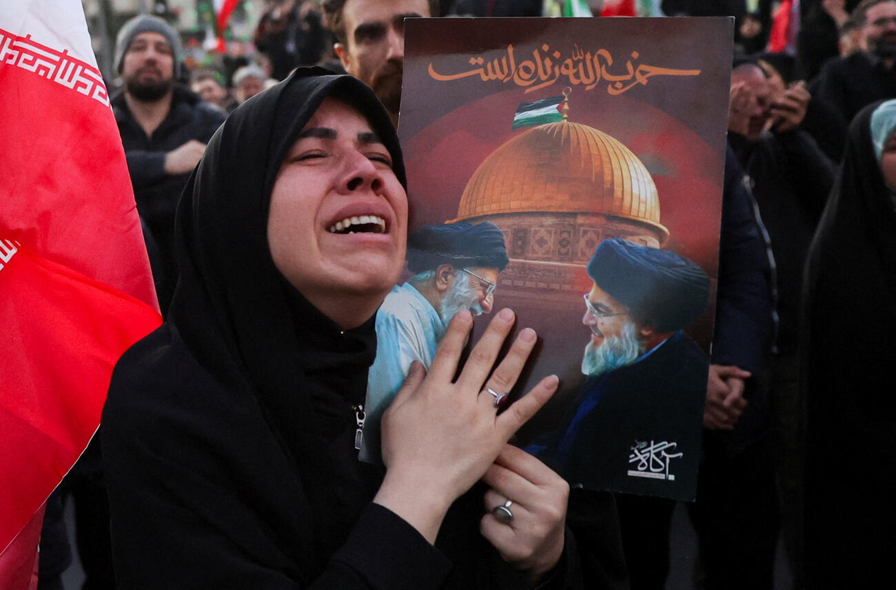 イラン首都テヘランで、最高指導者ハメネイ師の死亡を受け、感情をあらわにする女性＝1日（West　Asia　News　Agency提供、ロイター＝共同）