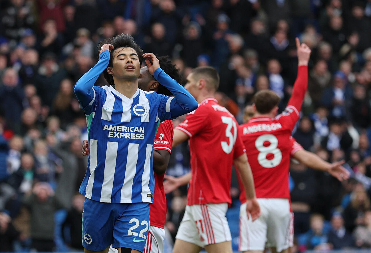 得点チャンスを逃し、頭を抱えるブライトンの三笘薫（ロイター）